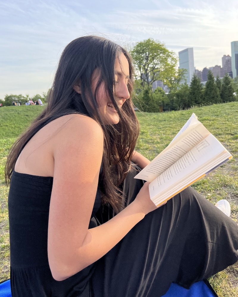 Mariana reading